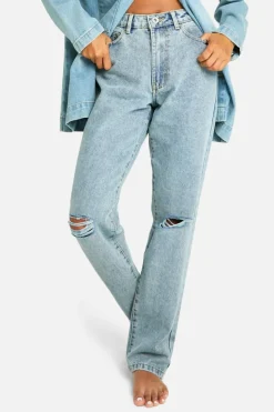 Discount boohoo Basics 32 Inch Leg High Waisted Straight Leg Ripped Knee Jeans washed blue