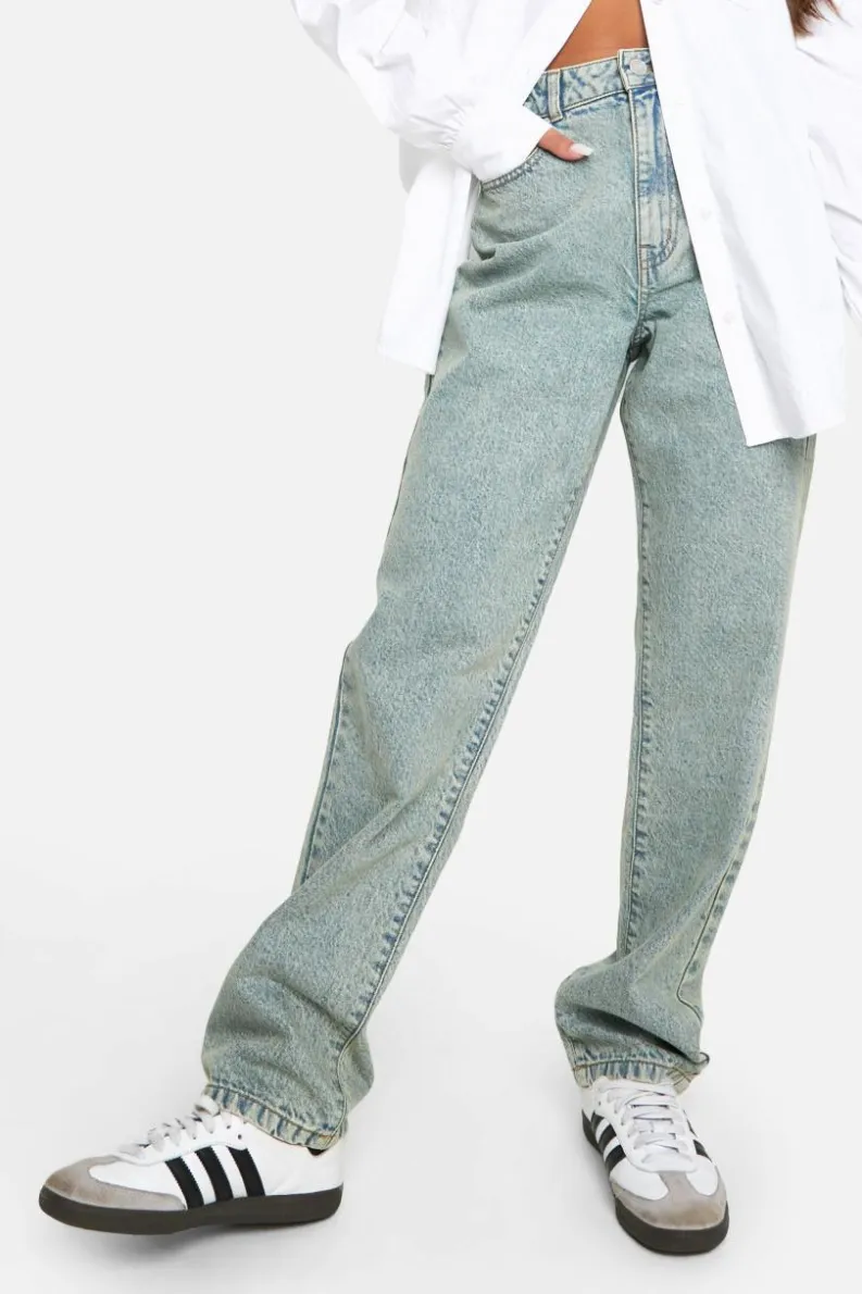 Discount boohoo Basics 30 Inch Leg High Waisted Straight Leg Jeans washed blue