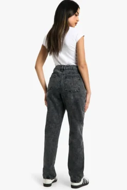 Outlet boohoo Basics Ripped Knee Straight Leg Jeans washed black
