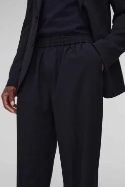 Hot boohooMAN Elasticated Waist Cropped Skate Fit Tailored Trousers black