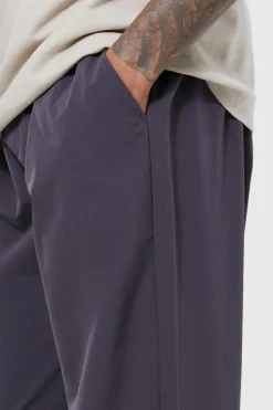 Best Sale boohooMAN Elasticated Waist Technical Stretch Relaxed Cropped Trouser charcoal