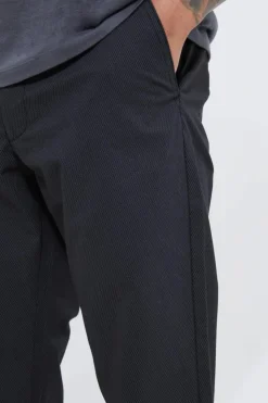 Store boohooMAN Fixed Waist Slim Fit Cropped Chino Trousers black