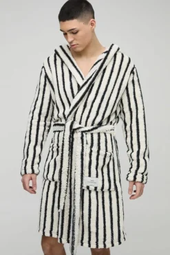 Store boohooMAN Heavyweight Stripe Fleece Robe With Woven Tab beige
