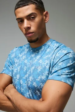 Clearance boohooMAN Man Active Geo Camo Performance Regular Fit T-shirt blue