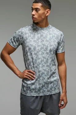 Store boohooMAN Man Active Geo Camo Performance Regular Fit T-shirt grey