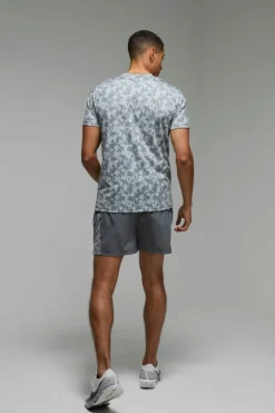 Store boohooMAN Man Active Geo Camo Performance Regular Fit T-shirt grey