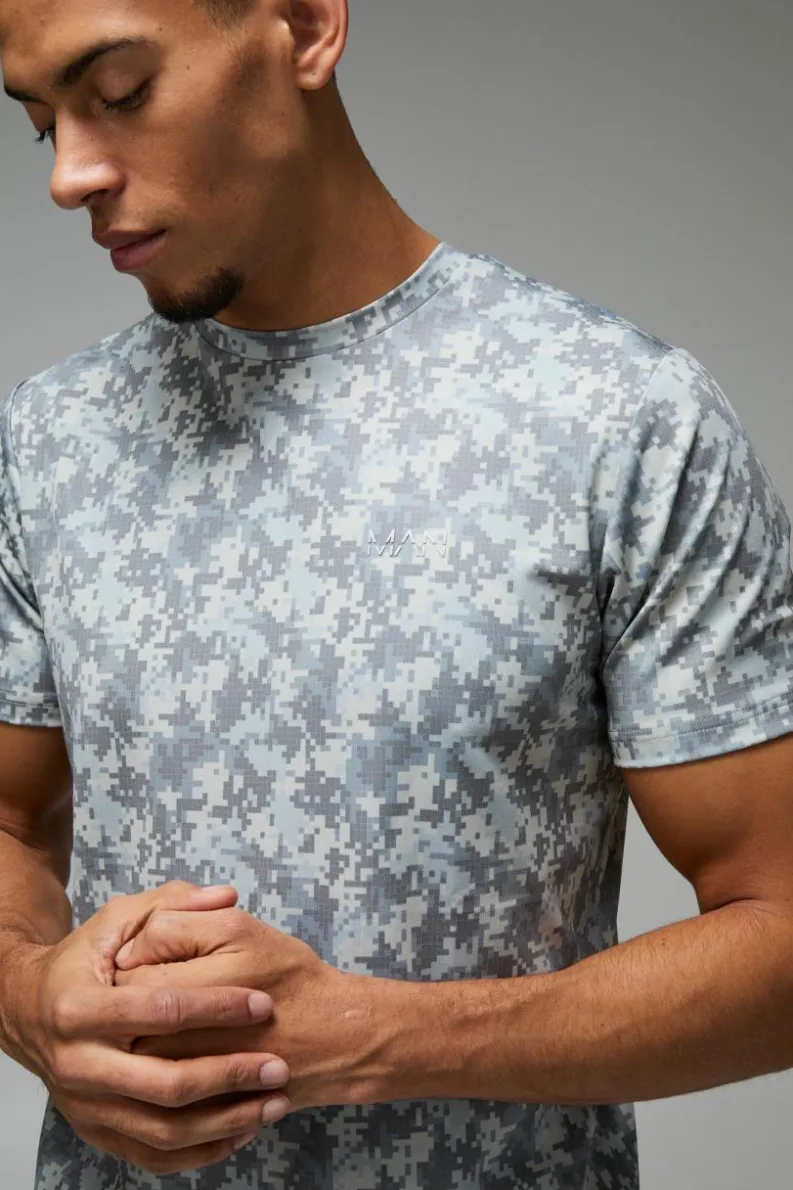 Store boohooMAN Man Active Geo Camo Performance Regular Fit T-shirt grey