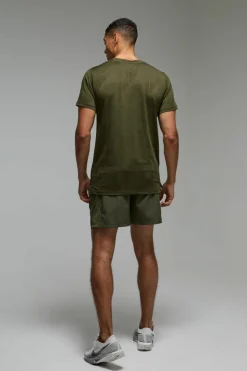 Flash Sale boohooMAN Man Active Geo Jacquard Regular Fit T-shirt khaki