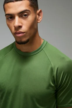 Store boohooMAN Man Active Lightweight Essentials Gym Raglan T-shirt green