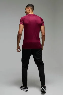 Cheap boohooMAN Man Active Lightweight Essentials Gym Muscle Fit Raglan T-shirt burgundy