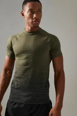 Store boohooMAN Man Active Ombre Seamless Muscle Fit T-shirt khaki