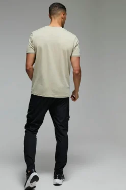 Sale boohooMAN Man Active Performance Regular Fit T-shirt taupe
