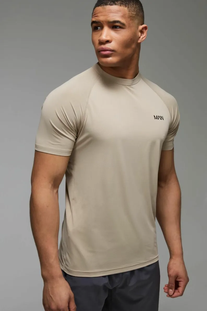 Fashion boohooMAN Man Active Performance Regular Fit Raglan T-shirt taupe