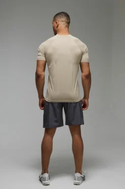 Fashion boohooMAN Man Active Performance Regular Fit Raglan T-shirt taupe