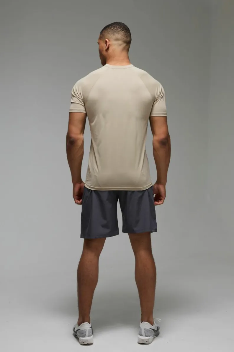 Fashion boohooMAN Man Active Performance Regular Fit Raglan T-shirt taupe