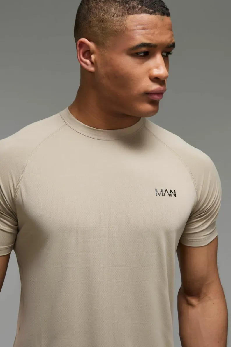 Fashion boohooMAN Man Active Performance Regular Fit Raglan T-shirt taupe
