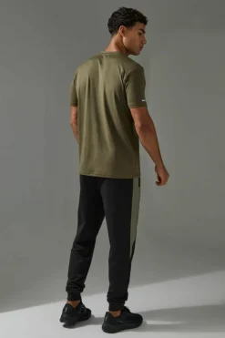 Clearance boohooMAN Man Active Performance Regular Fit T-shirt khaki
