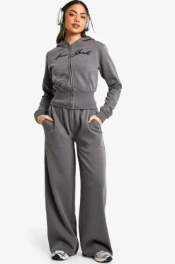 Store boohoo New York Tattoo Print Zip Through Shrunken Tracksuit charcoal