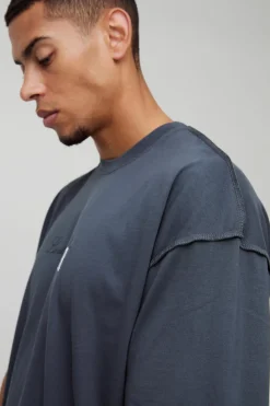 Store boohooMAN Oversized Heavyweight Washed Overlock Stitch Printed T-Shirt charcoal