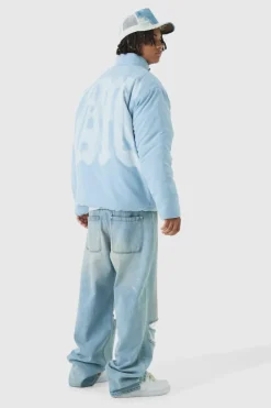 Outlet boohooMAN Oversized Spray M Print Funnel Neck Puffer Jacket In Blue light blue