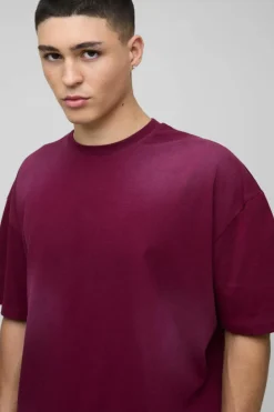 Online boohooMAN Oversized Spray Wash T-shirt burgundy