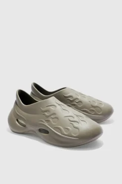Store boohooMAN Perforated Flame Moulded Mule stone