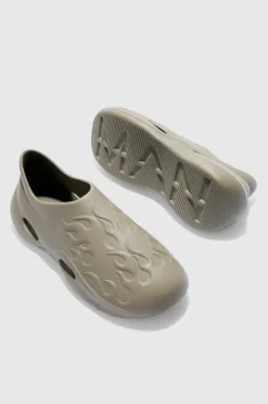 Store boohooMAN Perforated Flame Moulded Mule stone