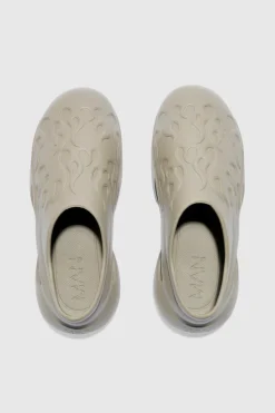 Store boohooMAN Perforated Flame Moulded Mule stone