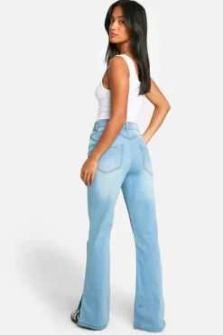 Online boohoo Petite Butt Shaper Stretch Flared Jeans light wash