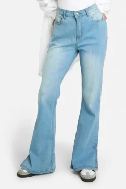 Online boohoo Petite Butt Shaper Stretch Flared Jeans light wash