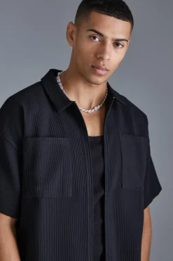 Discount boohooMAN Pleated Boxy Zip Through Collared Short Sleeve Shirt black