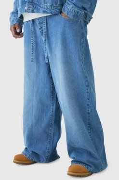 Store boohooMAN Plus Belted Baggy Fit Jeans light wash