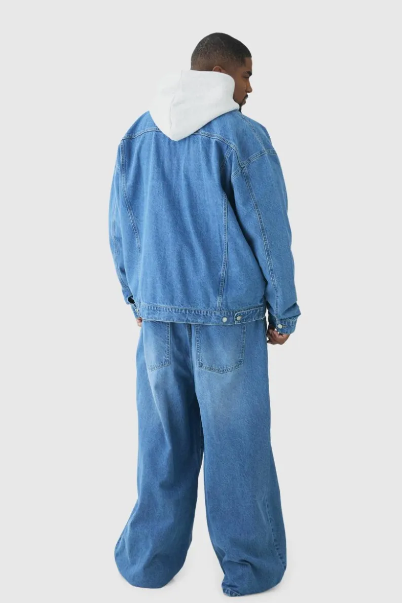 Store boohooMAN Plus Belted Baggy Fit Jeans light wash