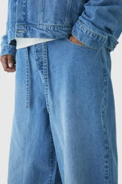 Store boohooMAN Plus Belted Baggy Fit Jeans light wash