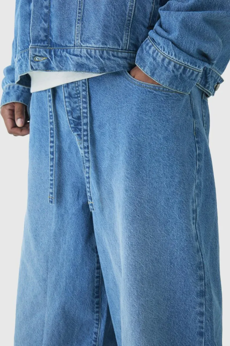 Store boohooMAN Plus Belted Baggy Fit Jeans light wash