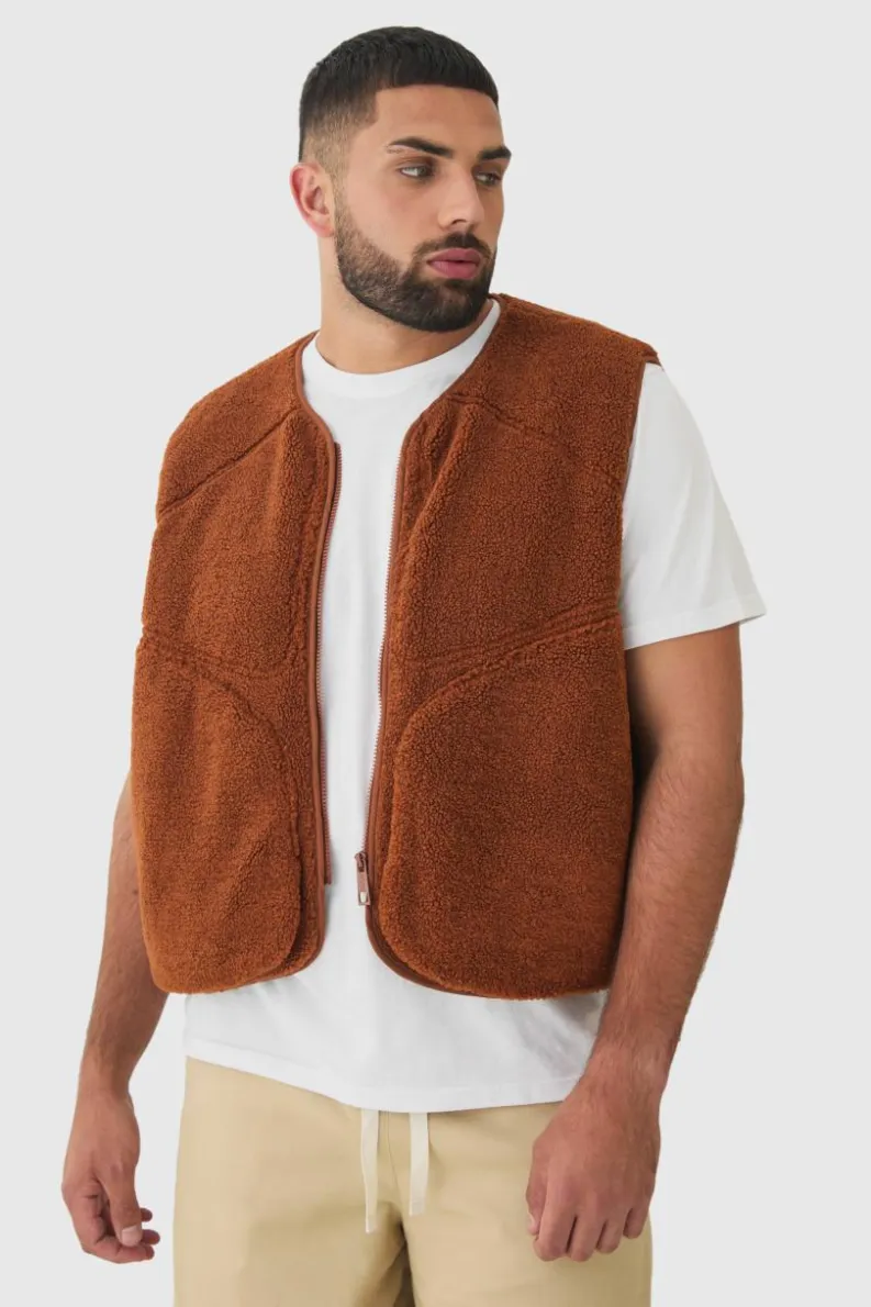 Online boohooMAN Plus Boxy Borg Pocket Detail Gilet In tan