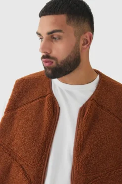 Online boohooMAN Plus Boxy Borg Pocket Detail Gilet In tan
