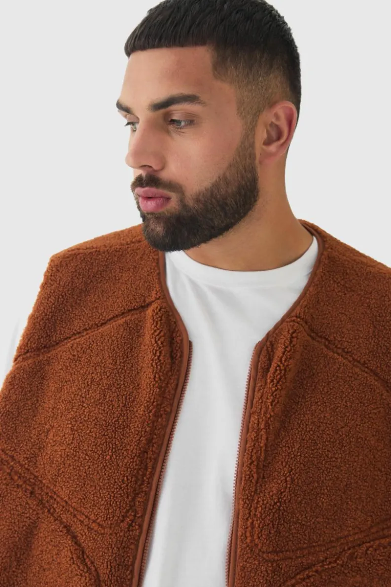 Online boohooMAN Plus Boxy Borg Pocket Detail Gilet In tan