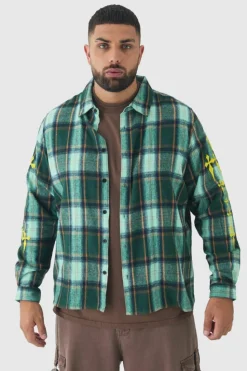 Store boohooMAN Plus Cross Applique Regular Fit Checked Shirt in Green violet