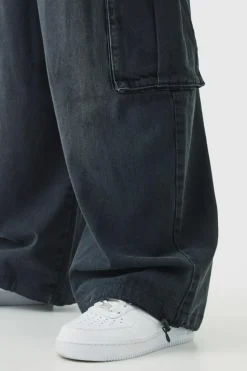 Store boohooMAN Plus Denim Cargo Parachute Jeans washed black