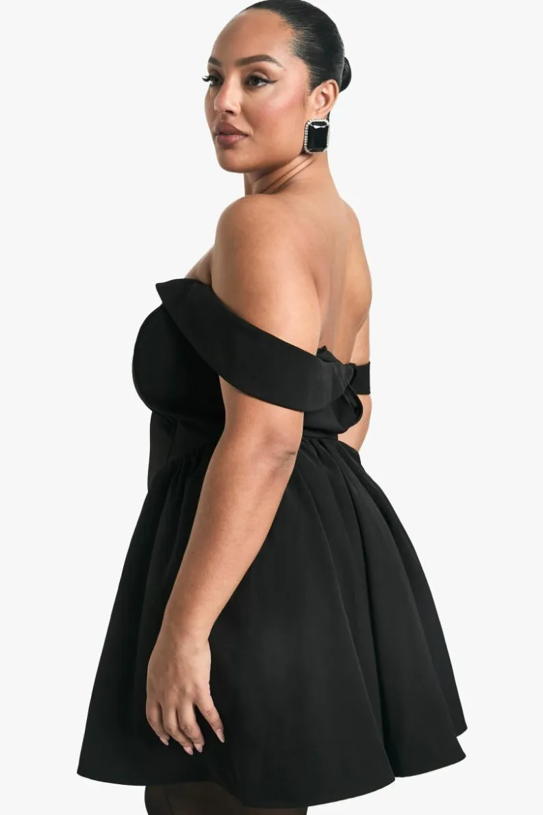 Store boohoo Plus Off The Shoulder Pleated Skater Dress black