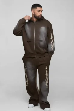 Store boohooMAN Plus Oversized Zip Thru Graphic Spray Wash Hooded Relaxed Flare Tracksuit chocolate