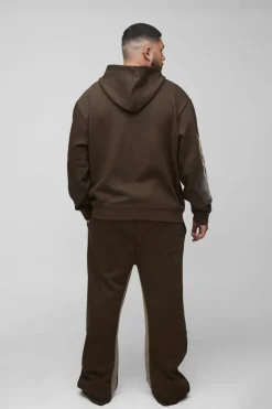 Store boohooMAN Plus Oversized Zip Thru Graphic Spray Wash Hooded Relaxed Flare Tracksuit chocolate