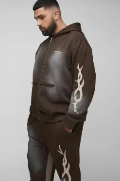 Store boohooMAN Plus Oversized Zip Thru Graphic Spray Wash Hooded Relaxed Flare Tracksuit chocolate