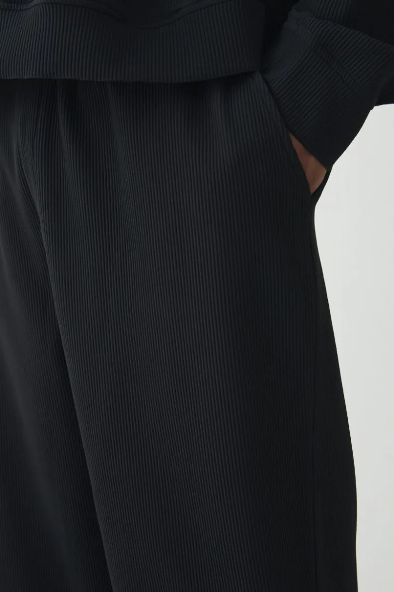 Online boohooMAN Plus Pleated Tapered Trousers black