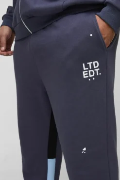 Store boohooMAN Plus Regular Fit Ltd Edt Paint Splatter Gusset Jogger purple