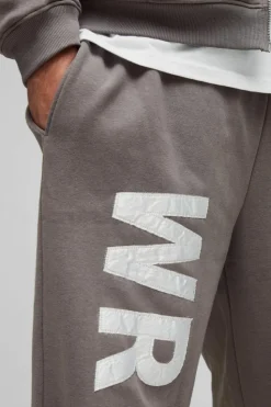 Online boohooMAN Plus Relaxed Satin Applique WRLDWD Jogger charcoal
