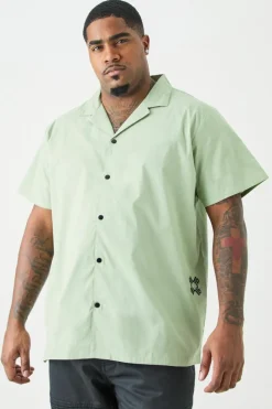 Best boohooMAN Plus Short Sleeve Drop Revere Back Embroidered Shirt sage