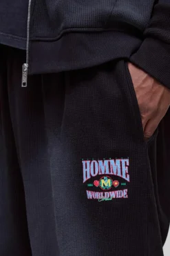 Store boohooMAN Plus Spray Wash Waffle Graphic Oversized Jogger washed black