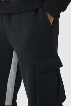 Store boohooMAN Regular Fit Raw Hem Gusset Cargo Jogger black